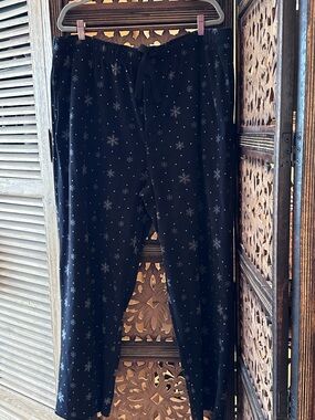 Berkley Jensen Black & Gray Snowflake Soft Loungewear / Pajama / Sleep Pants.